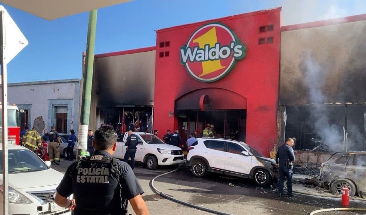 Explosión de transformador, posible causa del incendio en Waldo’s Hermosillo