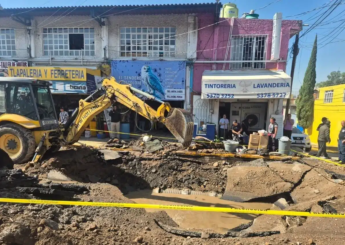 Fuga de agua en Atizapán deja 30 casas dañadas y causa caos por 72 horas Fuga de agua en Atizapán deja 30 casas dañadas y causa caos por 72 horas