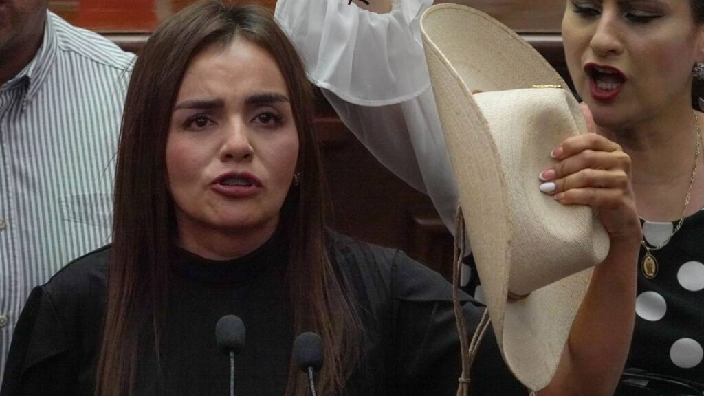 Grecia Quiroz pide voto de castigo en 2027 por memoria de su esposo Grecia Quiroz pide voto de castigo en 2027 por memoria de su esposo