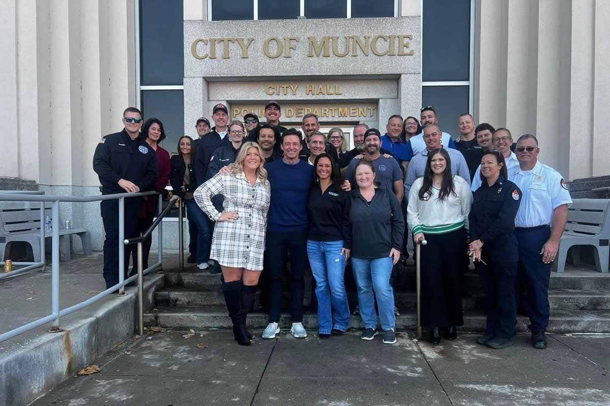 Hugh impacta a Muncie con un emotivo homenaje al legado del cabo Reynolds