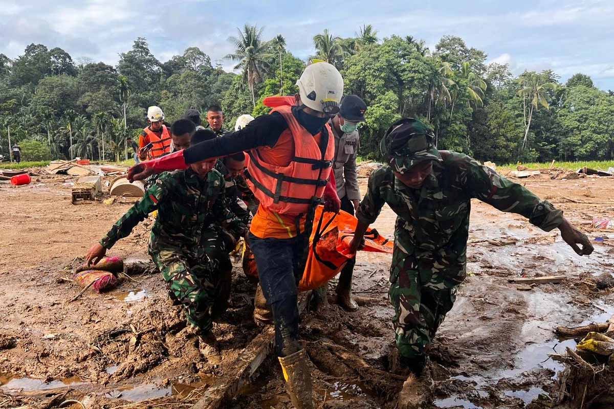 Inundaciones dejan devastación letal en Asia tras 900 muertos