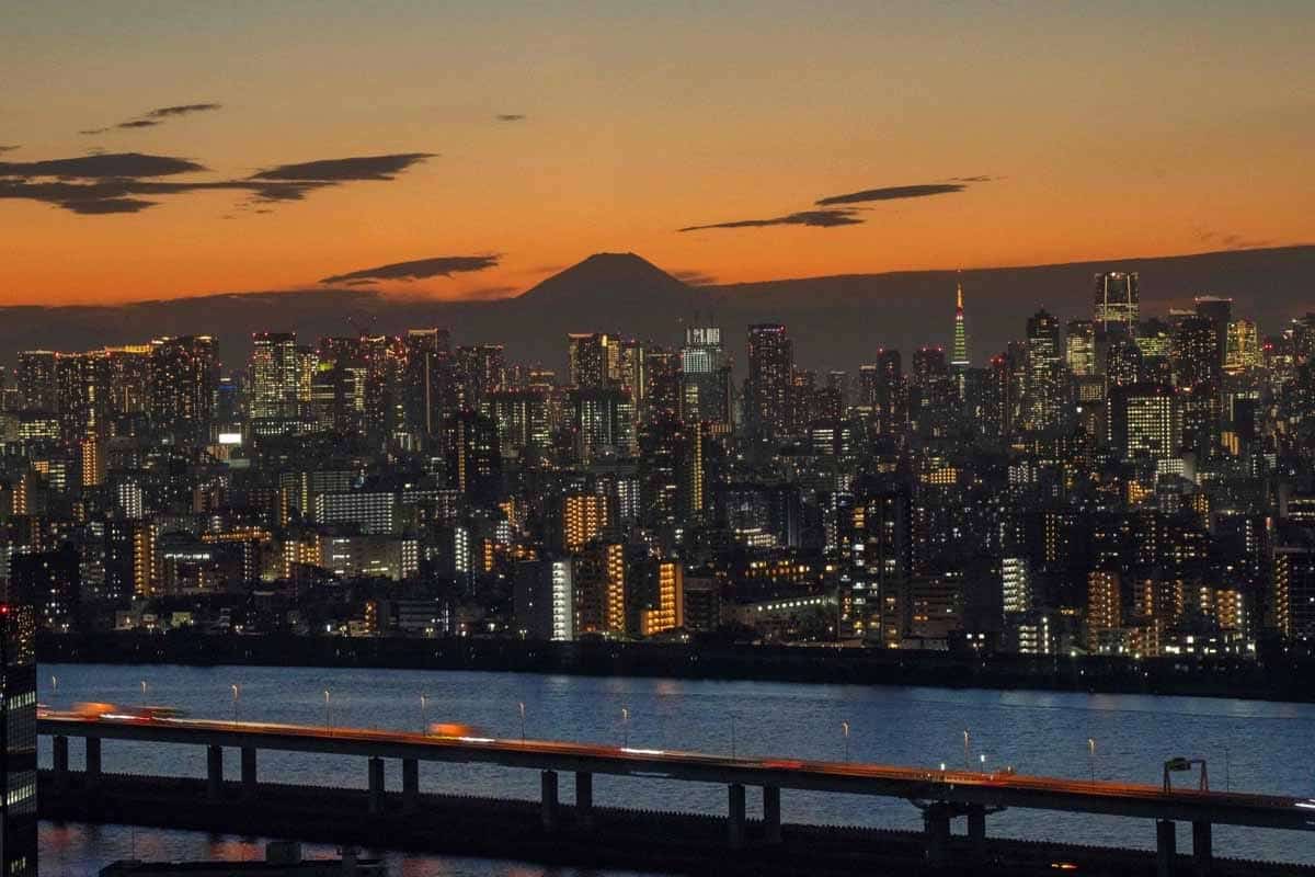 Japón enfrenta un potente sismo de magnitud 5.7 que sacude su costa oriental