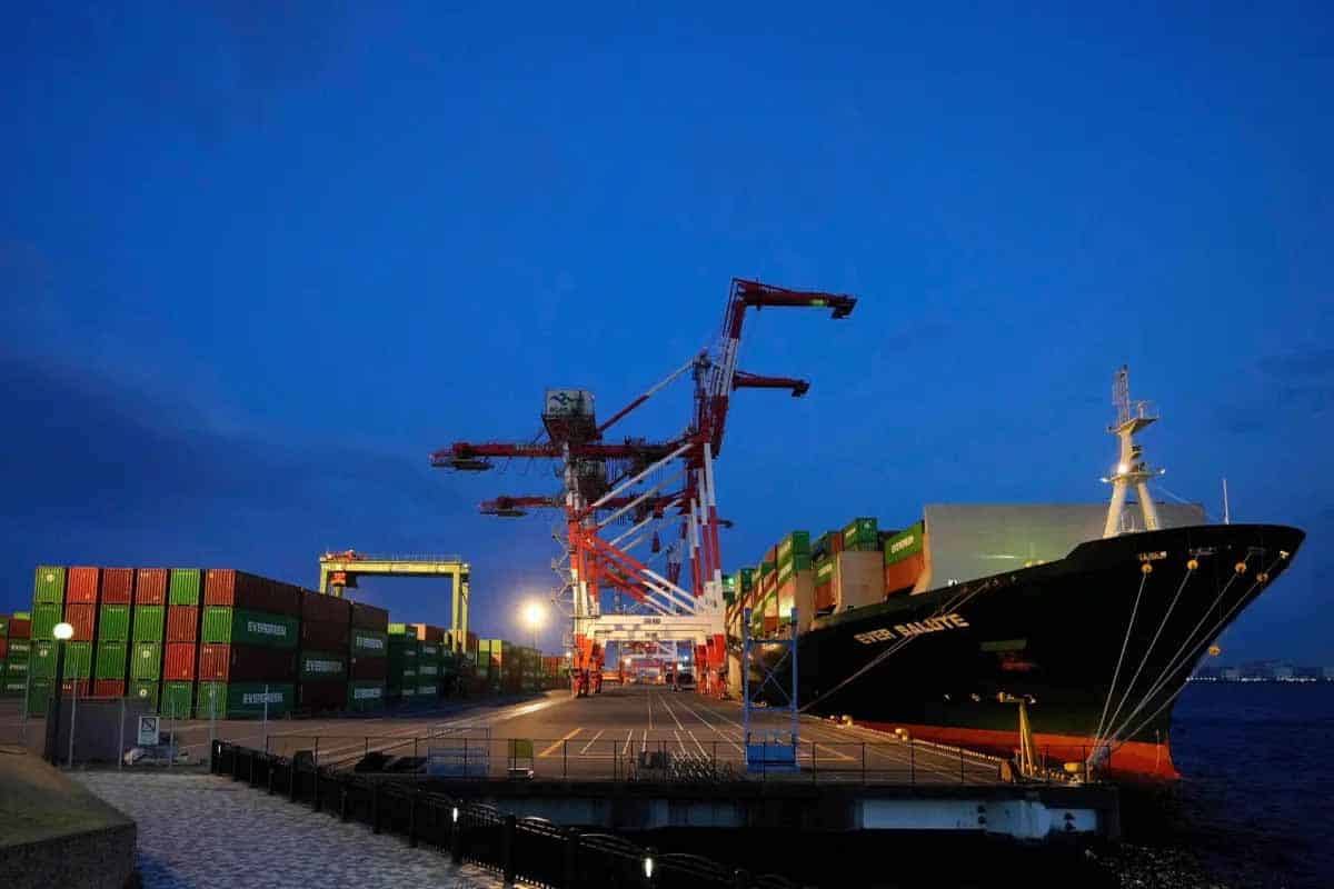 Japón enfrenta retroceso económico y busca recuperación ante presiones externas