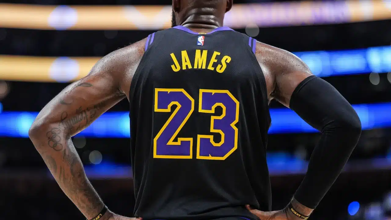 LeBron James rompe récord en histórico debut con Lakers