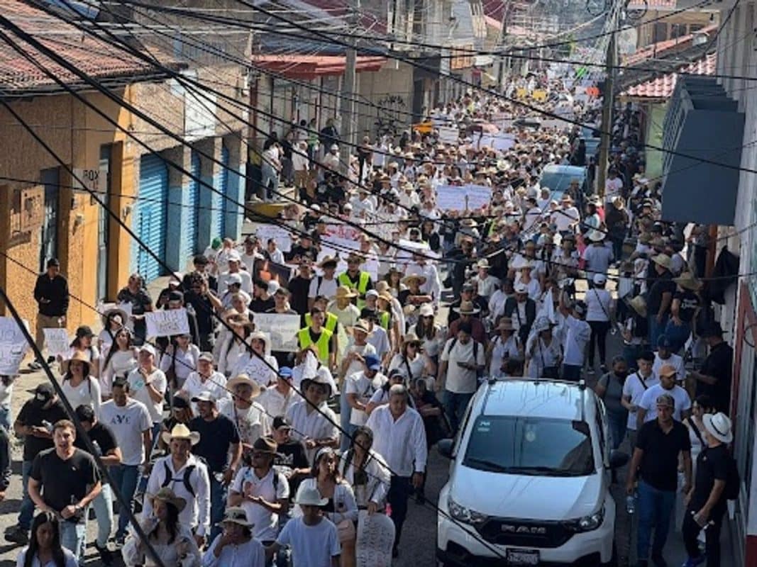Miles marchan en Uruapan por justicia para el alcalde Carlos Manzo
