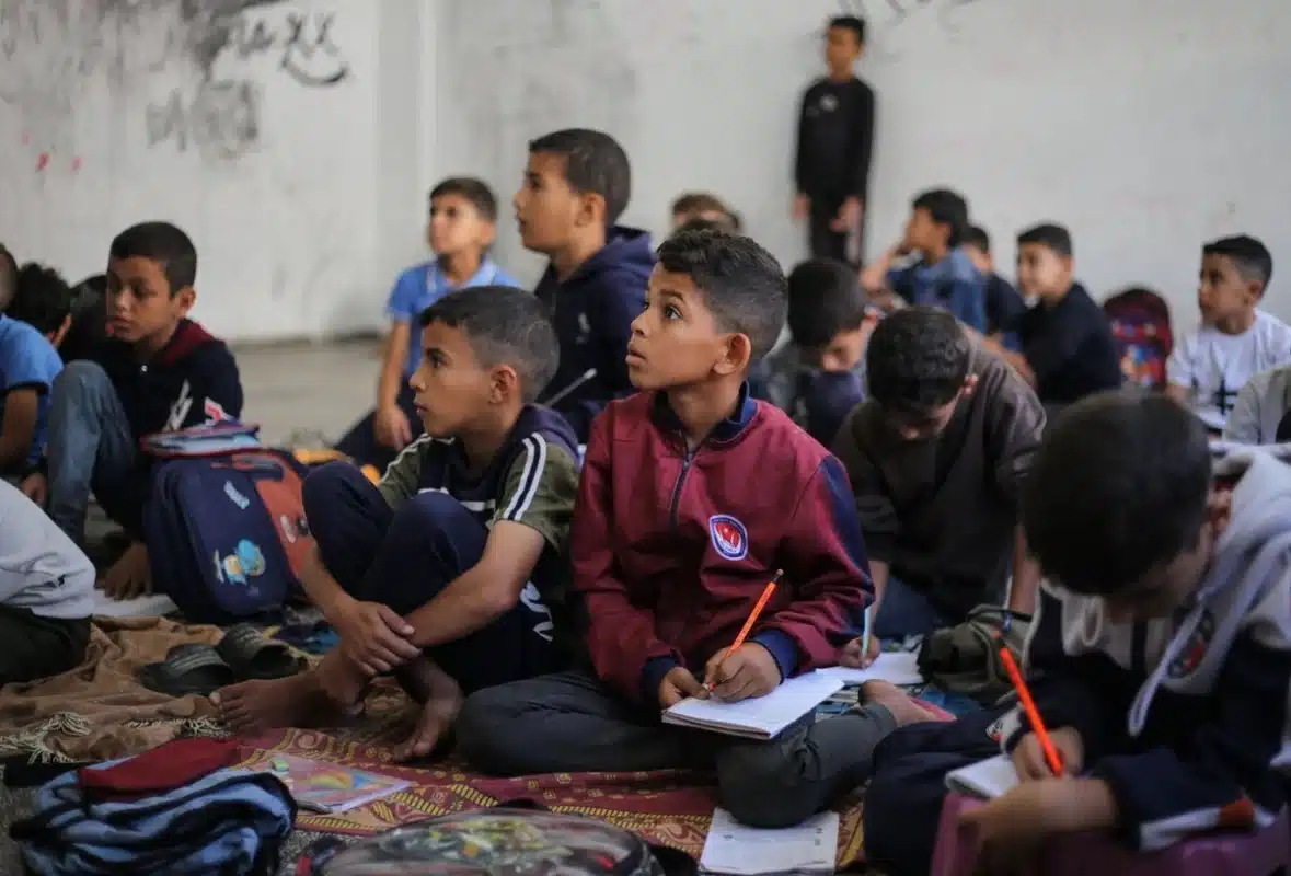 Niños de Gaza regresan a clases tras dos años de guerra