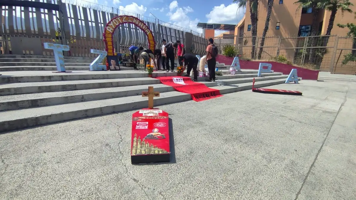 Normalistas de Ayotzinapa rinden homenaje frente a Palacio de Gobierno en Chilpancingo