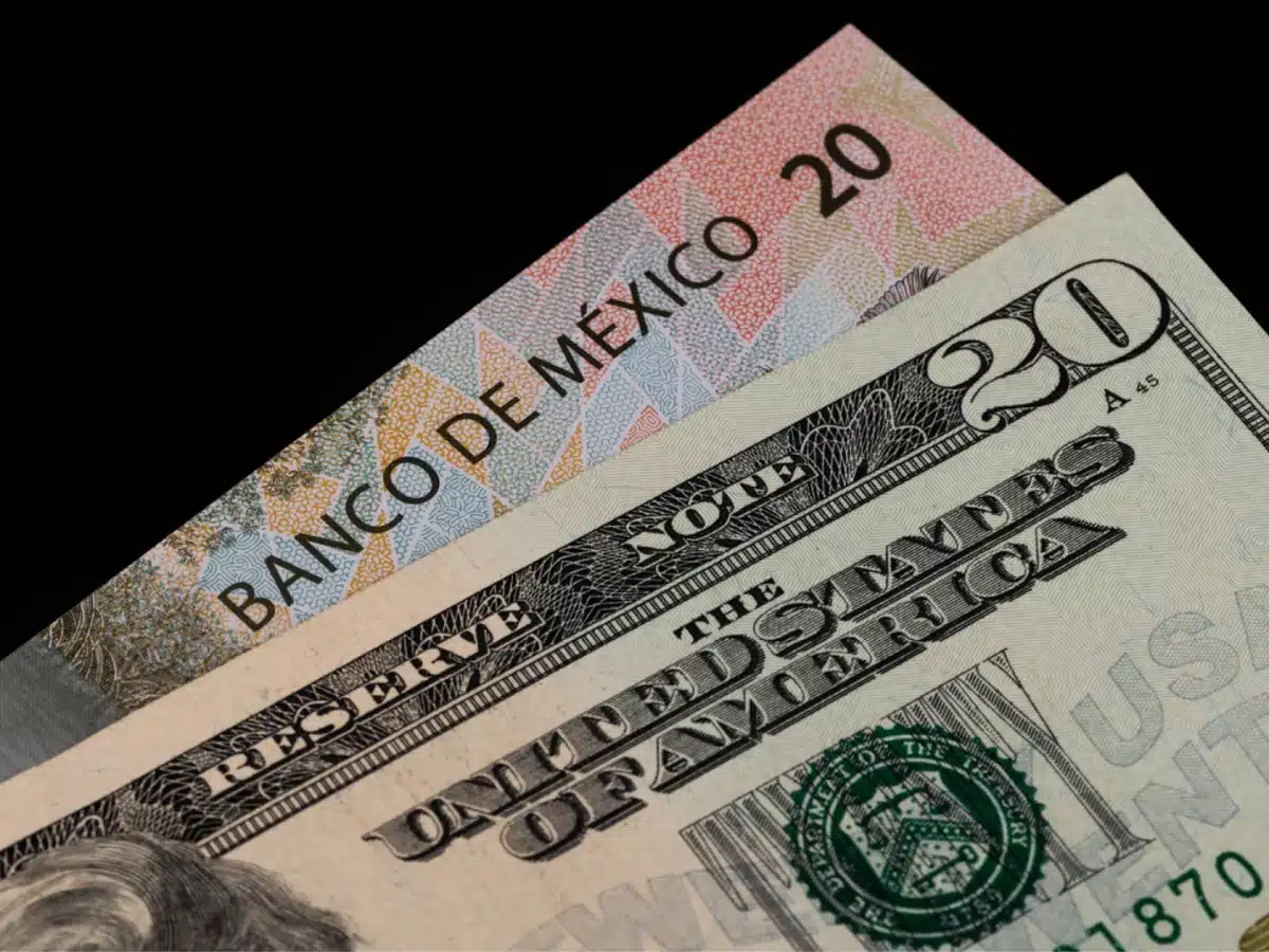 Peso mexicano cae en semana clave frente al dólar: las razones