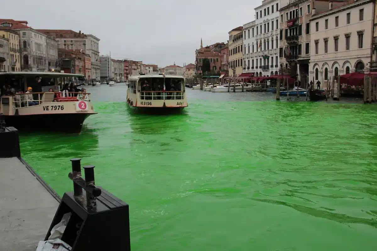 Protesta climática activistas tiñen de verde Venecia con impacto global Protesta climática: activistas tiñen de verde Venecia con impacto global