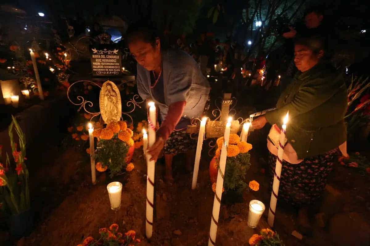 Santa María Atzompa honra a sus muertos con la tradicional alumbrad Santa María Atzompa honra a sus muertos con la tradicional alumbrad