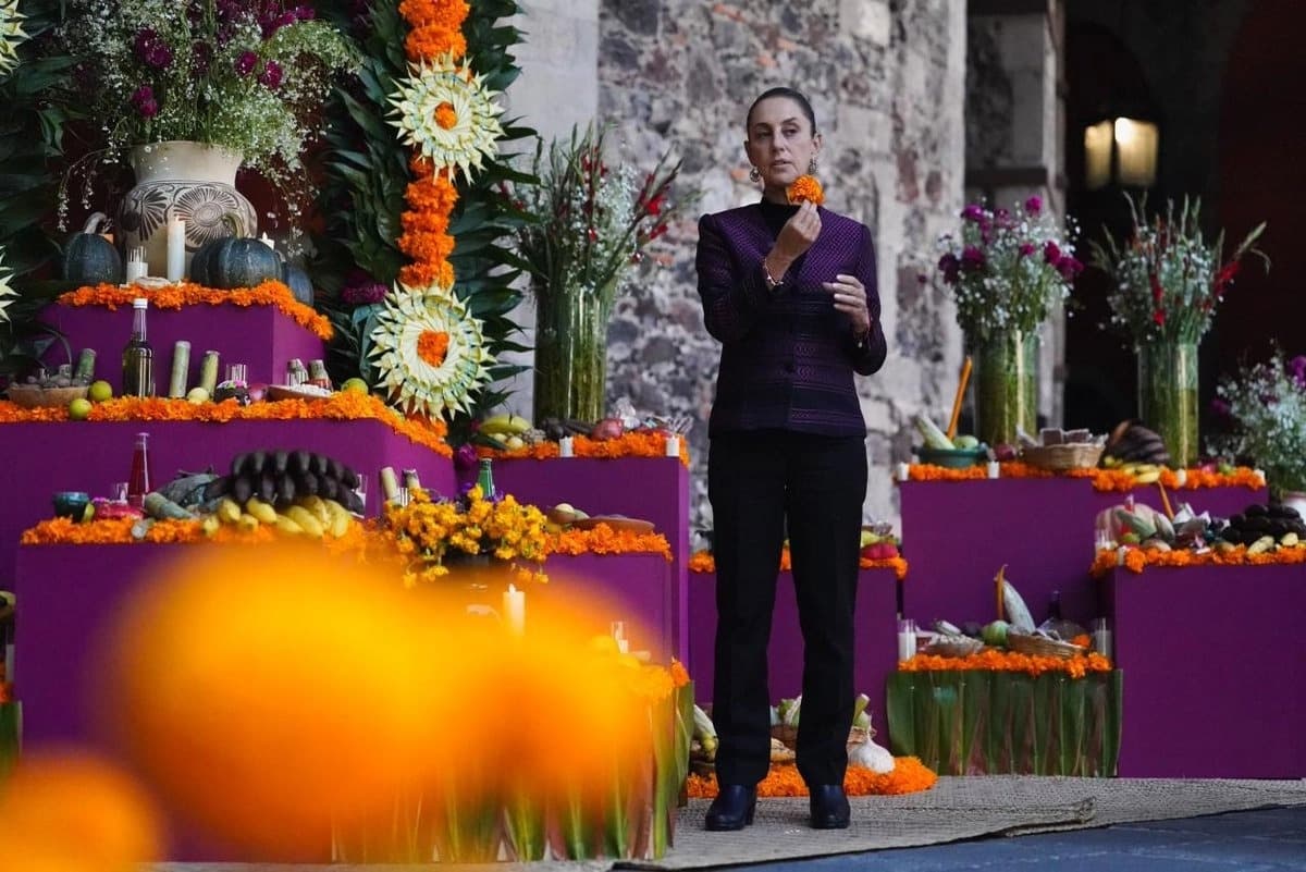 Sheinbaum honra a “nuestras ancestras” con emotiva ofrenda en Palacio
