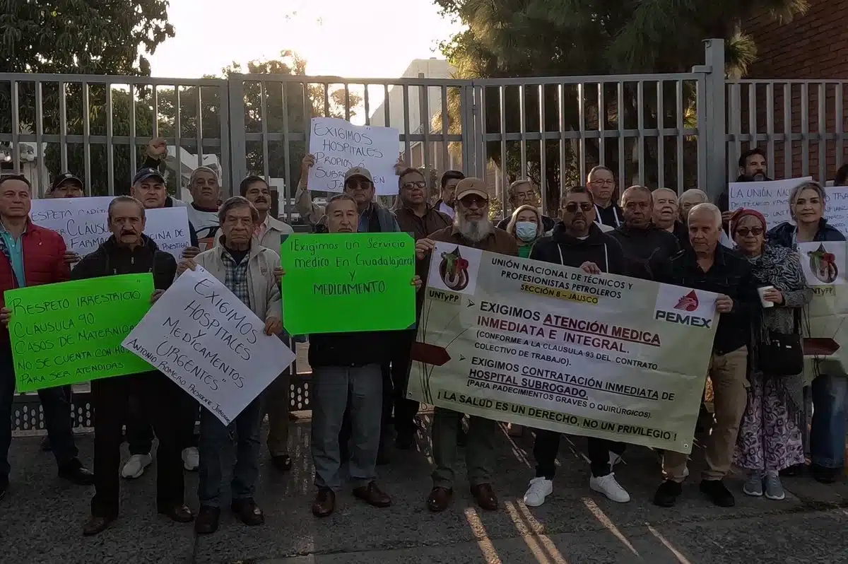 Tercera protesta en una semana: Trabajadores y jubilados de Pemex exigen derechos en Jalisco