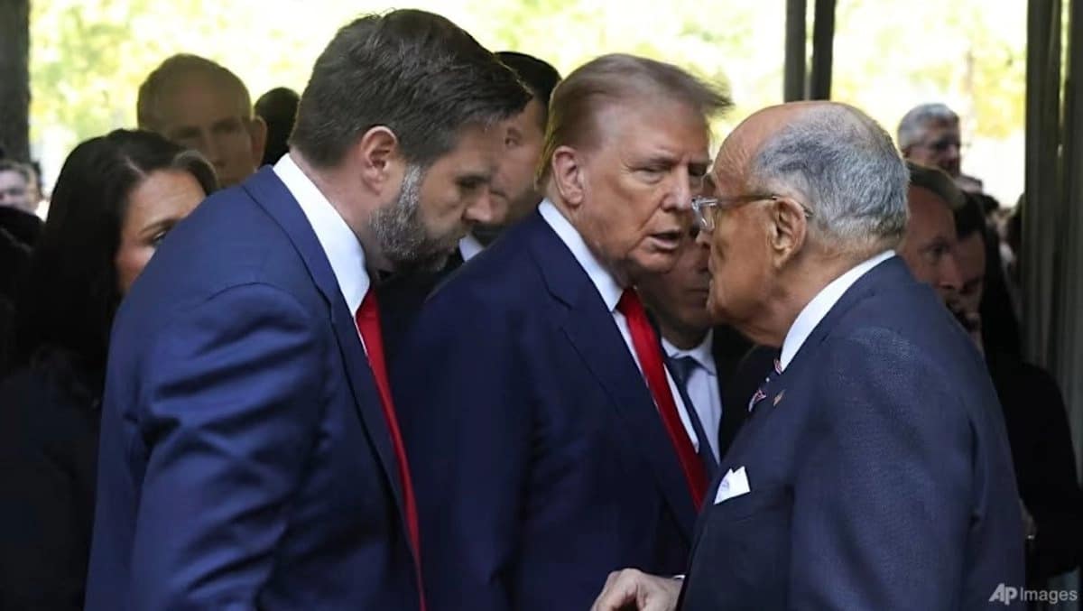 Trump indulta a Giuliani y aliados por intento de revertir elección 2020