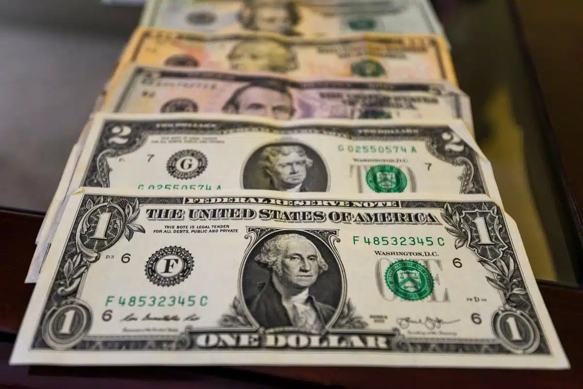 Dólar golpea al peso por datos económicos de México