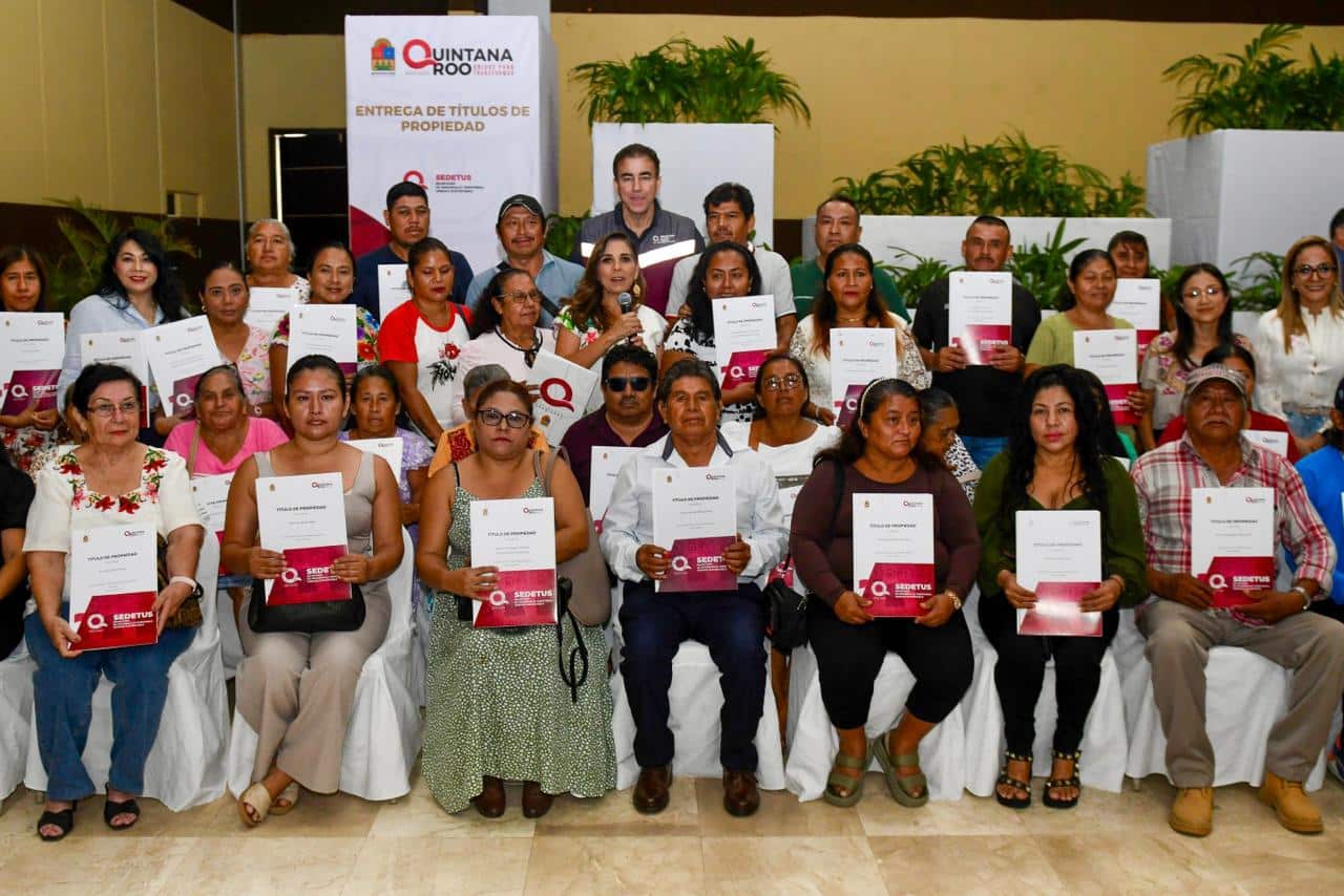 Mara Lezama entrega títulos de propiedad a 44 familias de Othón P. Blanco