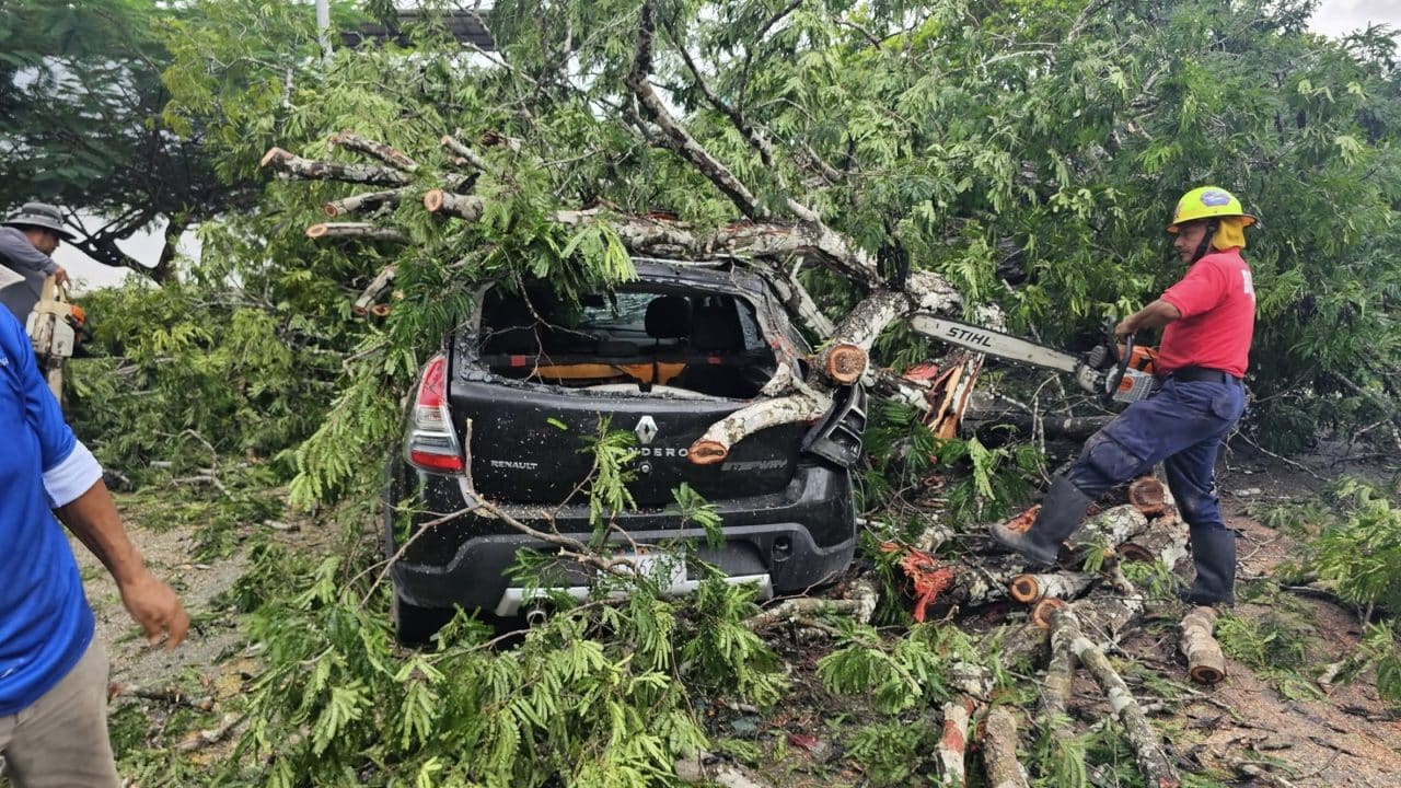 Lluvias torrenciales dejan afectaciones y caos vial en el sur de Quintana Roo