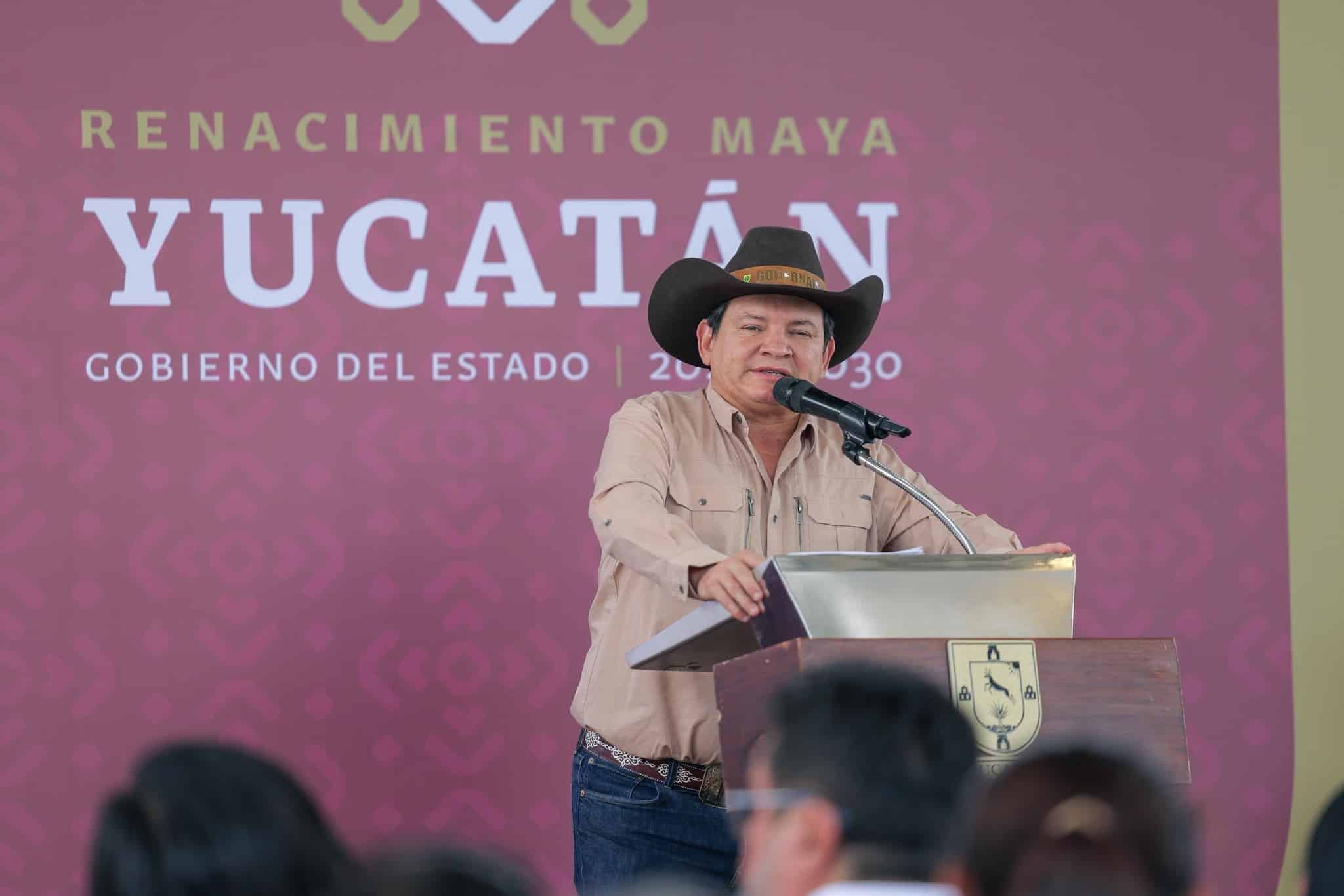Díaz Mena entrega apoyos a campesinos de Cantamayec
