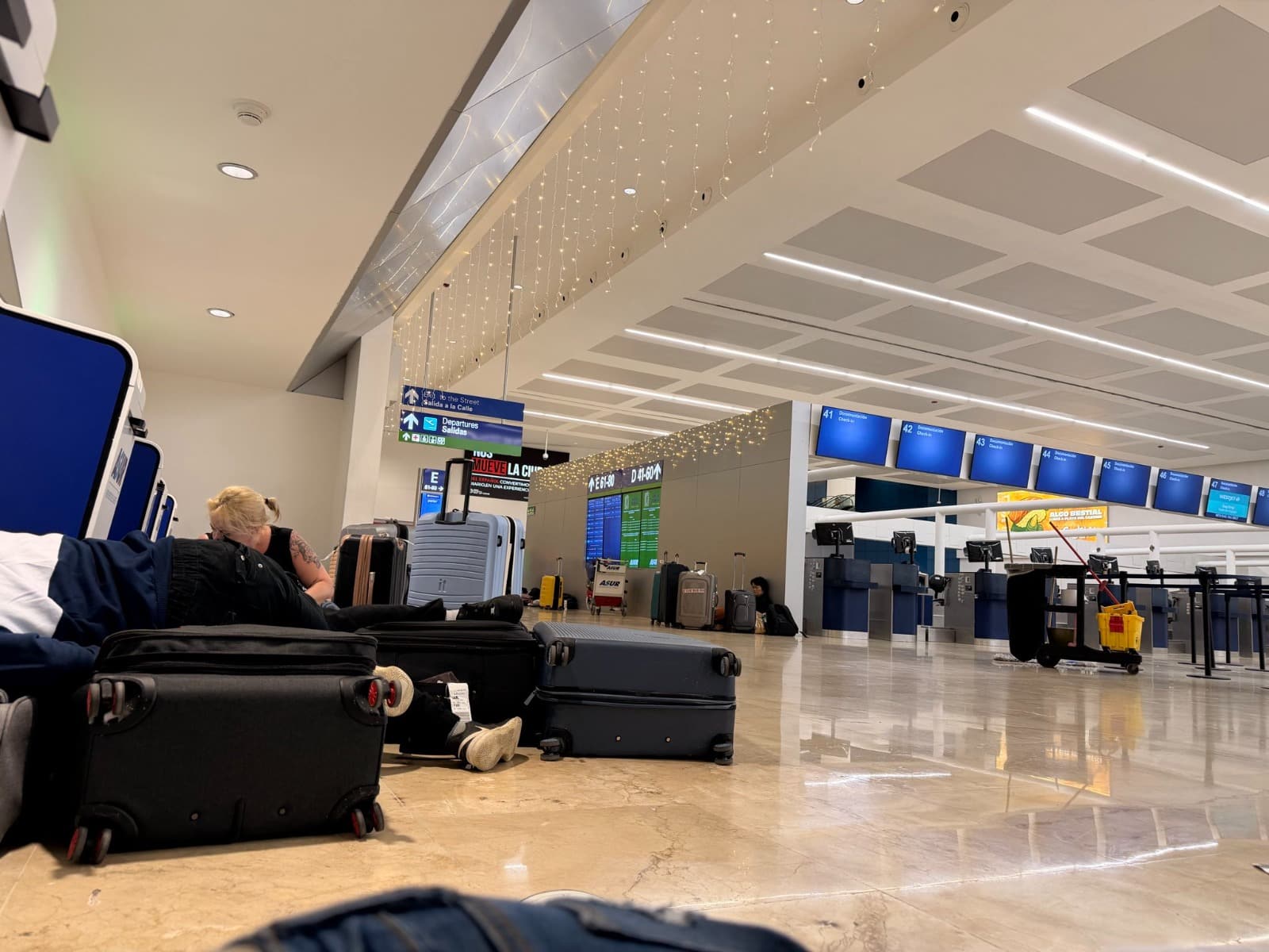 WestJet cancela vuelos en aeropuerto de Cancún y clientes deben dormir en el suelo WestJet cancela vuelos en aeropuerto de Cancún y clientes deben dormir en el suelo