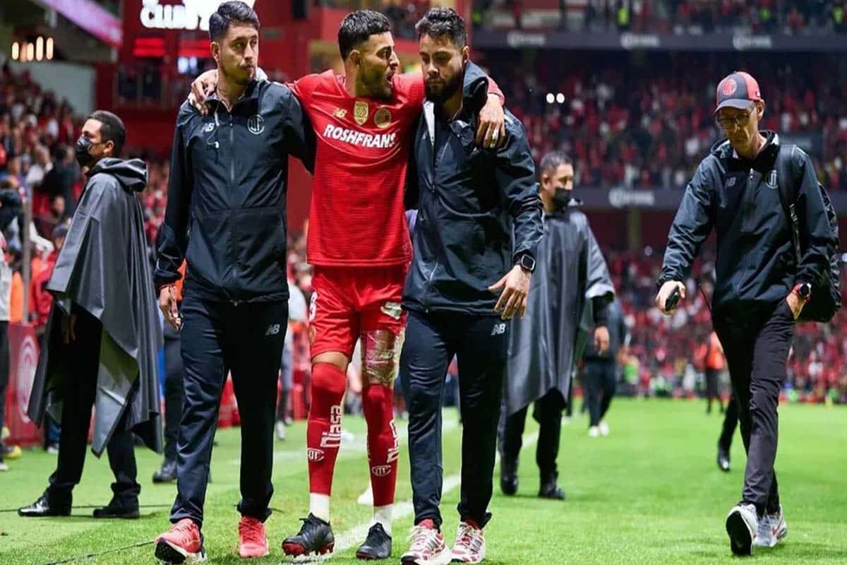 Alexis Vega expone tensión por despido abrupto de fisioterapeutas Alexis Vega expone tensión por despido abrupto de fisioterapeutas