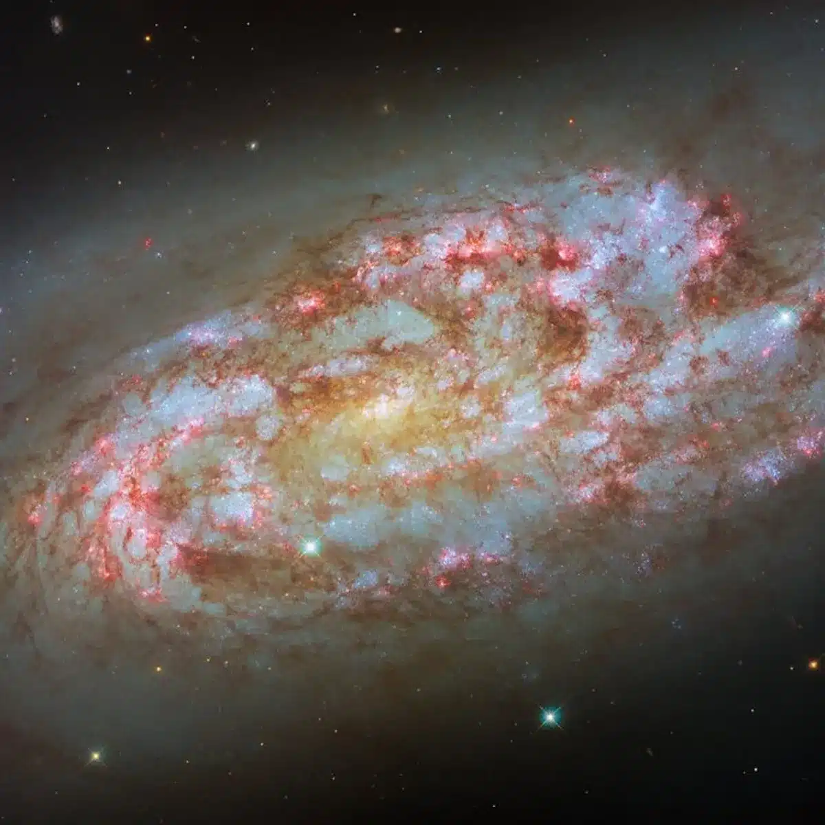 Asombrosa galaxia espiral captada por el Hubble sorprende al mundo