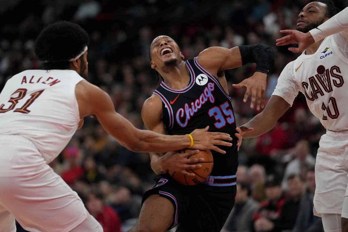 Bulls firman victoria épica y rompen su mala racha en casa