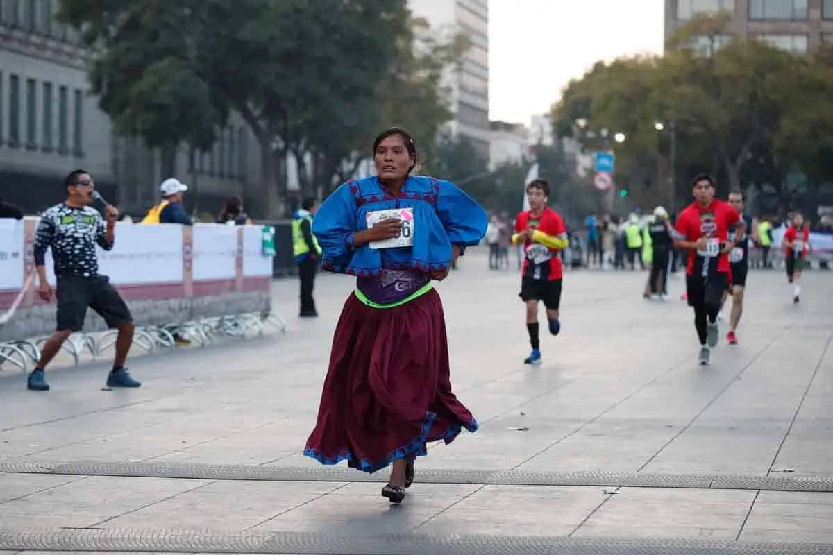 Corredores indígenas brillan en el Medio Maratón Raíces Fuego