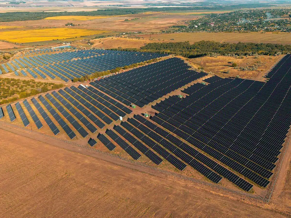 Crisis solar en España: produce más energía limpia de la que puede usar