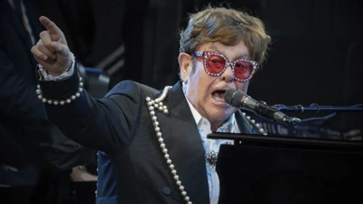 Elton John da a conocer que ha perdido la vista considerablemente
