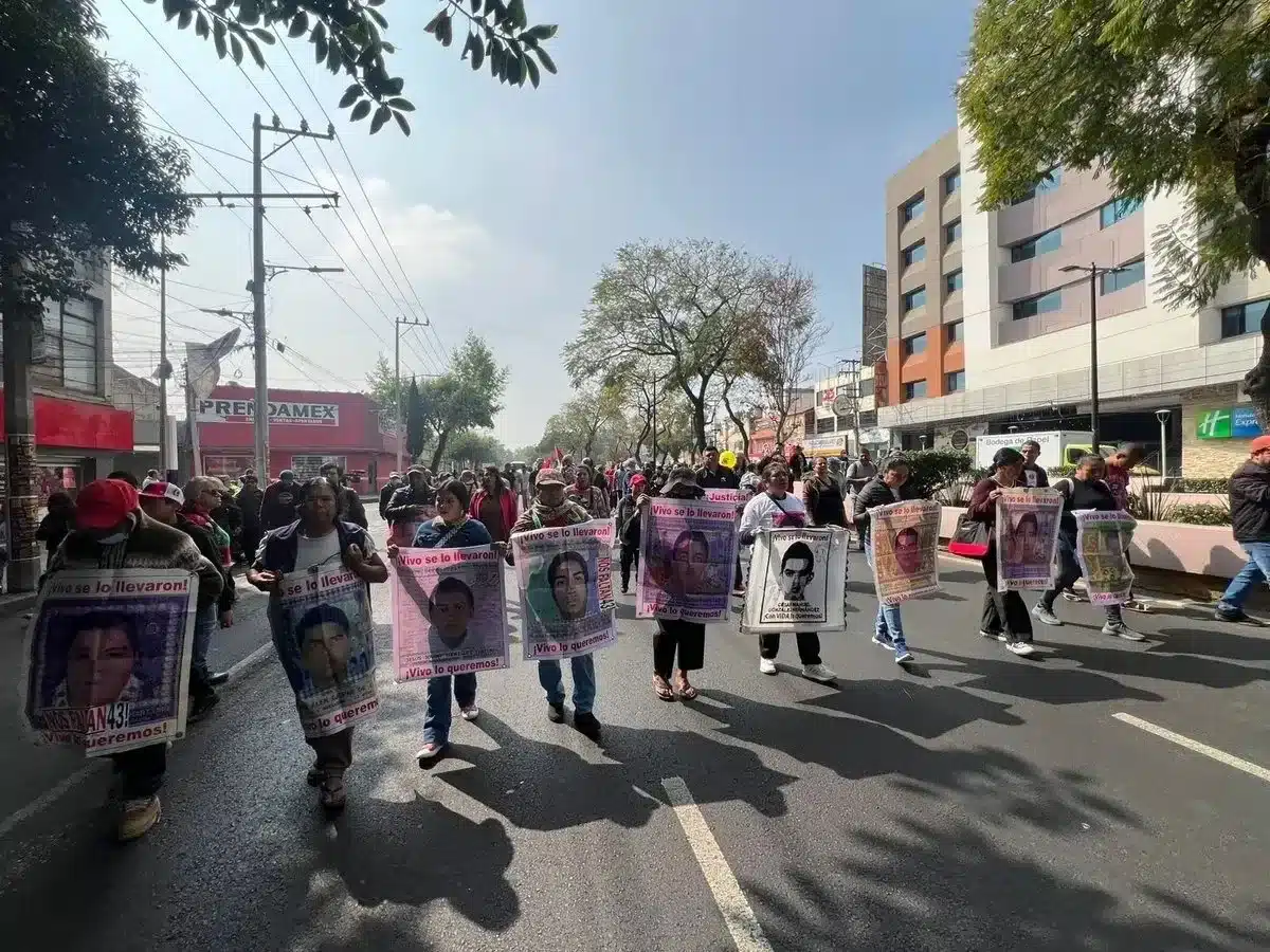 Marcha Ayotzinapa familias de los 43 llegan a la Basílica en busca de esperanza Marcha Ayotzinapa: familias de los 43 llegan a la Basílica en busca de esperanza