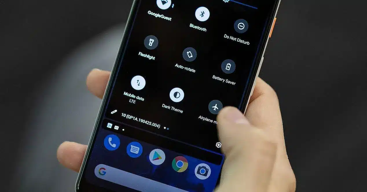 Modo Oscuro ahorra batería… ¿o no? La confusión más común en los celulares