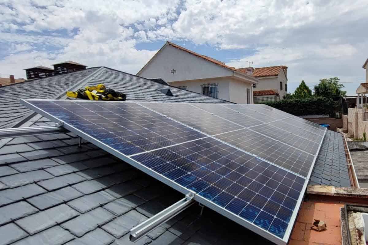 ¿Qué elementos componen una instalación solar fotovoltaica?