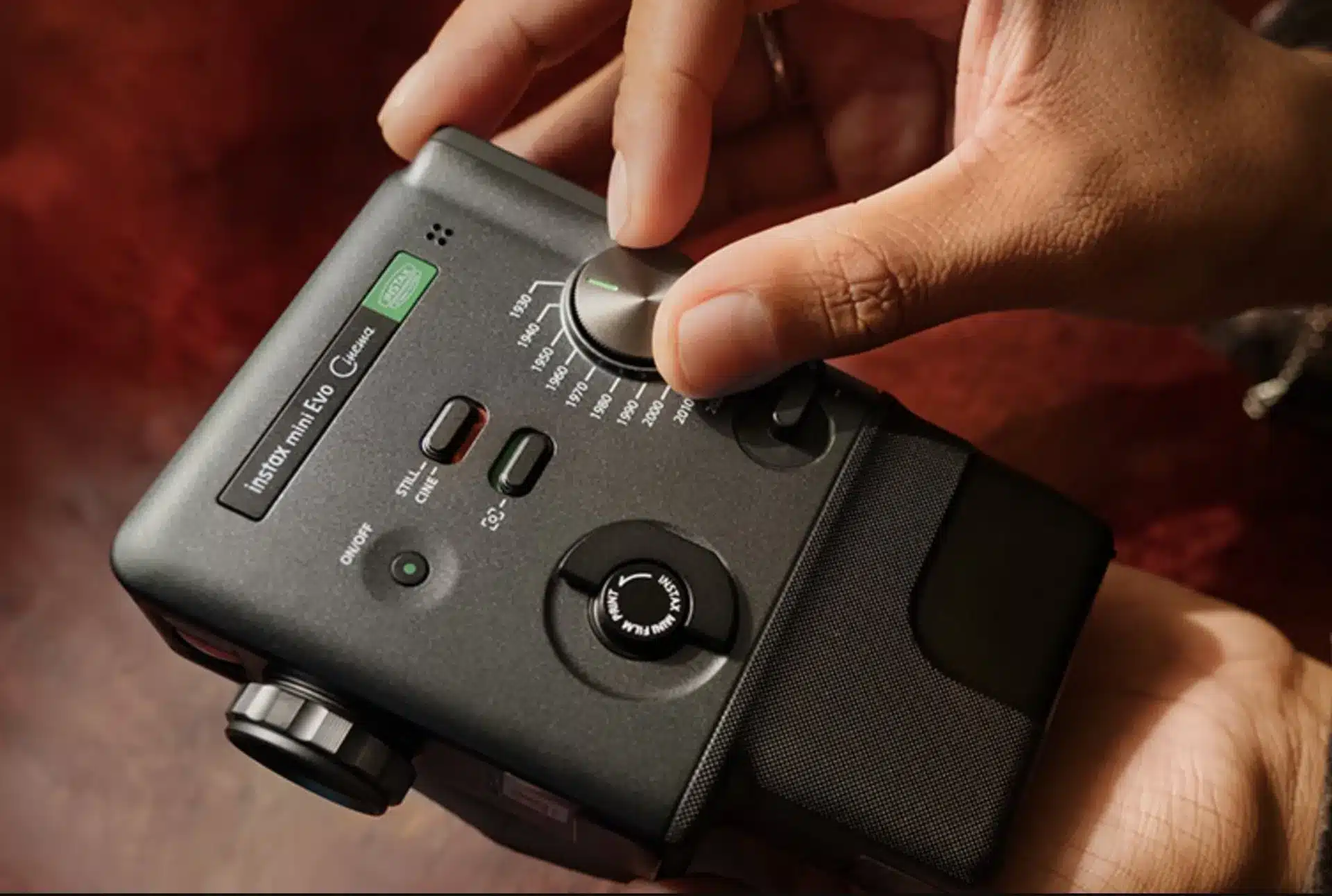 Cámara retro de Fujifilm revive décadas con video y fotos impresas