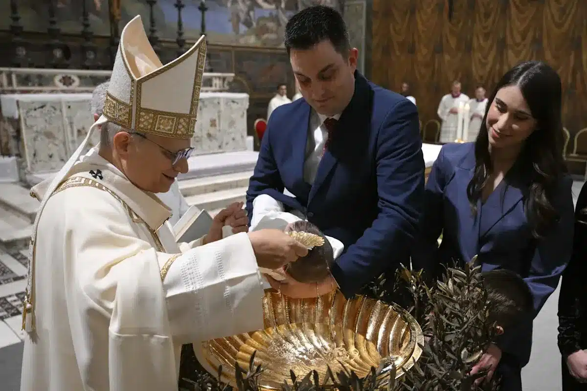 El papa León XIV bautiza a 20 bebés en la capilla Sixtina