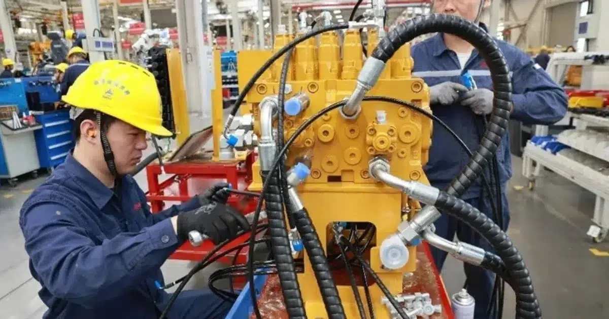 Empleos manufactureros en EU caen ocho meses tras aranceles de Trump Empleos manufactureros en EU caen ocho meses tras aranceles de Trump