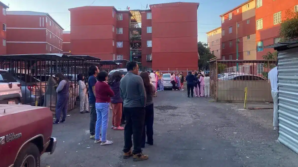 A continuación tienes el **artículo SEO completo**, optimizado para **IA de Google, Google Discover y Google News**, cumpliendo todos los criterios solicitados, sin emojis y con enfoque informativo y de contexto. --- ## **Fuerte sismo sacude la CDMX y despierta a millones este 2 de enero** ### Subtítulo SEO (150 caracteres) Un sismo de magnitud 6.5 con epicentro en Guerrero activó la alerta sísmica y se sintió en varias alcaldías de la Ciudad de México. **Subtítulo alternativo persuasivo** El movimiento telúrico sorprendió a la capital al amanecer y reavivó el recuerdo de otros grandes sismos históricos. --- ### **Título alternativo persuasivo** Sismo de 6.5 sorprende a la capital y activa alerta sísmica --- ## **Palabra clave objetivo** **Fuerte sismo sacude la CDMX** --- ## **Palabras clave relevantes** sismo en la CDMX temblor hoy en México sismo magnitud 6.5 alerta sísmica CDMX epicentro Guerrero Servicio Sismológico Nacional sismos en México riesgo sísmico CDMX protección civil --- ## **Fuerte sismo sacude la CDMX en las primeras horas de 2026** **Fuerte sismo sacude la CDMX** y sorprende a millones de personas durante la mañana de este viernes 2 de enero de 2026. Cuando la ciudad apenas comenzaba su rutina diaria, un movimiento telúrico de **magnitud 6.5** activó la alerta sísmica y provocó que habitantes de distintas alcaldías evacuaran de manera preventiva. De acuerdo con el Servicio Sismológico Nacional, el epicentro del temblor se localizó al suroeste de **San Marcos, Guerrero**, una zona con alta actividad sísmica que históricamente ha generado movimientos perceptibles en la capital del país. --- ## **Un despertar abrupto para la Ciudad de México** El temblor ocurrió en un horario en el que muchas personas aún dormían, lo que intensificó la percepción del movimiento. En cuestión de segundos, la alerta sísmica rompió el silencio de la madrugada y recordó a los capitalinos que viven en una de las zonas urbanas con mayor riesgo sísmico del continente. Vecinos de alcaldías como Cuauhtémoc, Benito Juárez, Coyoacán e Iztapalapa reportaron que el movimiento fue claramente perceptible, aunque de duración moderada. Las redes sociales se llenaron rápidamente de mensajes de usuarios confirmando que el **fuerte sismo sacude la CDMX** fue suficiente para despertar a gran parte de la ciudad. --- ## **Reporte oficial y balance preliminar** Hasta el momento, las autoridades no han reportado **daños mayores ni personas lesionadas**. Protección Civil de la Ciudad de México informó que se activaron los protocolos de revisión en infraestructura estratégica, incluyendo hospitales, escuelas, líneas del Metro y vialidades principales. El Servicio Sismológico Nacional detalló que la magnitud fue preliminar de 6.5 y que el movimiento tuvo una profundidad que permitió que la energía sísmica se propagara hacia el Valle de México, aunque sin causar afectaciones severas. --- ## **Fuerte sismo sacude la CDMX y reaviva la memoria sísmica** A mitad de la cobertura informativa, el **fuerte sismo sacude la CDMX** no solo como un evento aislado, sino como un recordatorio constante del contexto geológico en el que se asienta la capital. La Ciudad de México ha experimentado algunos de los sismos más devastadores del país, lo que ha marcado profundamente la cultura de prevención y respuesta ciudadana. Cada movimiento telúrico reactiva la memoria colectiva y refuerza la importancia de la alerta sísmica, considerada una de las más avanzadas del mundo. En este caso, la activación oportuna permitió que miles de personas tomaran medidas preventivas en cuestión de segundos. --- ## **La importancia de la prevención y la respuesta ciudadana** Aunque este sismo no dejó consecuencias graves, expertos subrayan que cada evento debe asumirse como un ejercicio real de preparación. Revisar rutas de evacuación, identificar zonas seguras y mantener la calma son acciones clave que reducen riesgos ante movimientos de mayor magnitud. Las autoridades reiteraron el llamado a no difundir rumores y a informarse únicamente a través de canales oficiales. La experiencia demuestra que la reacción ciudadana organizada es un factor determinante para minimizar daños cuando ocurre un sismo de gran intensidad. --- ## **Actividad sísmica en Guerrero y su impacto en la capital** La costa de Guerrero es una de las regiones con mayor acumulación de energía sísmica en México. Los movimientos registrados en esta zona suelen sentirse con fuerza en la Ciudad de México debido a las características del suelo lacustre del Valle, que amplifica las ondas sísmicas. Por esta razón, eventos como el de este 2 de enero generan especial atención entre especialistas y autoridades, quienes mantienen un monitoreo constante de la actividad tectónica. --- ## **Fuerte sismo sacude la CDMX sin daños, pero con alerta activa** El **fuerte sismo sacude la CDMX** sin provocar daños mayores ni víctimas, pero vuelve a colocar la prevención sísmica en el centro de la conversación pública. Aunque el balance es positivo, el evento refuerza la necesidad de mantener una cultura de protección civil permanente. La capital inicia 2026 con un recordatorio claro de su realidad sísmica: la vigilancia, la información confiable y la preparación ciudadana siguen siendo las mejores herramientas frente a futuros movimientos telúricos. --- Si quieres, en el siguiente mensaje puedo adaptar el texto a formato **breaking news para Google News** crear el **copy para redes sociales** optimizarlo para **Discover con enfoque de última hora** o añadir **contexto histórico comparativo de grandes sismos en la CDMX**