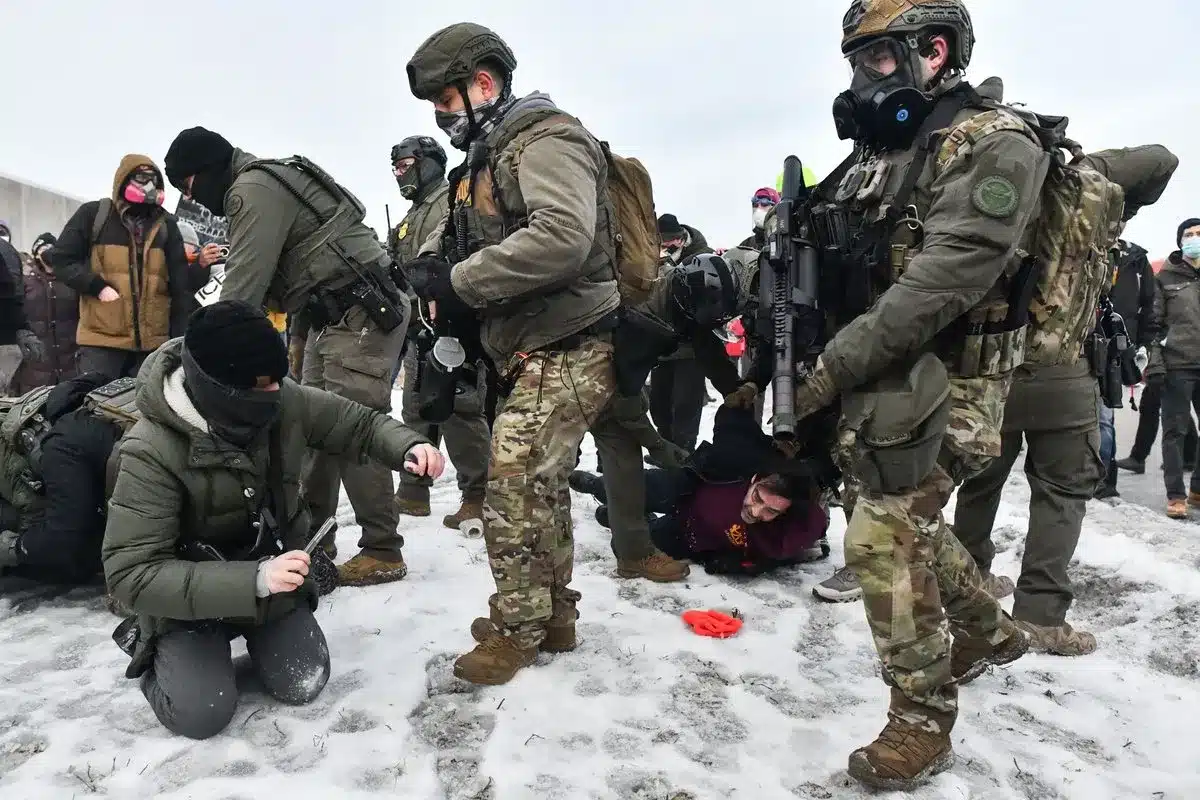 Muerte en redada del ICE desata protestas y represión en EE.UU.