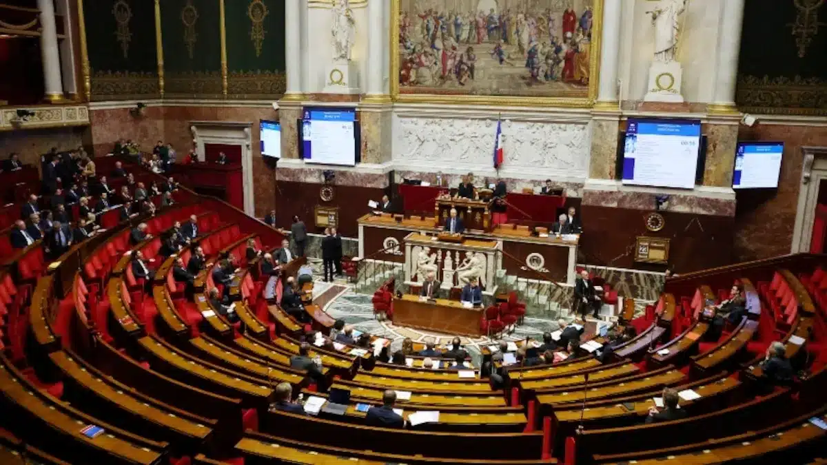 Presupuesto de Francia avanza pese al bloqueo político en París