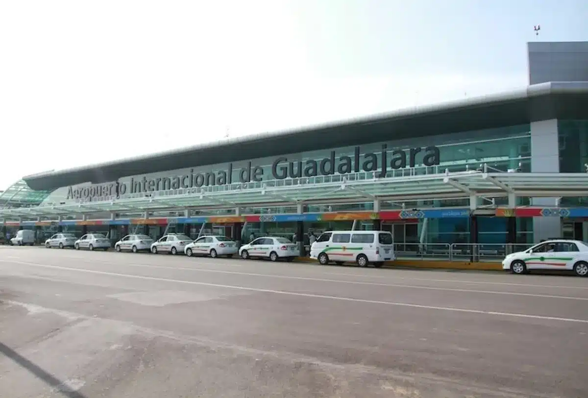 Bloqueos en Jalisco: Aeropuerto pide salir con tiempo