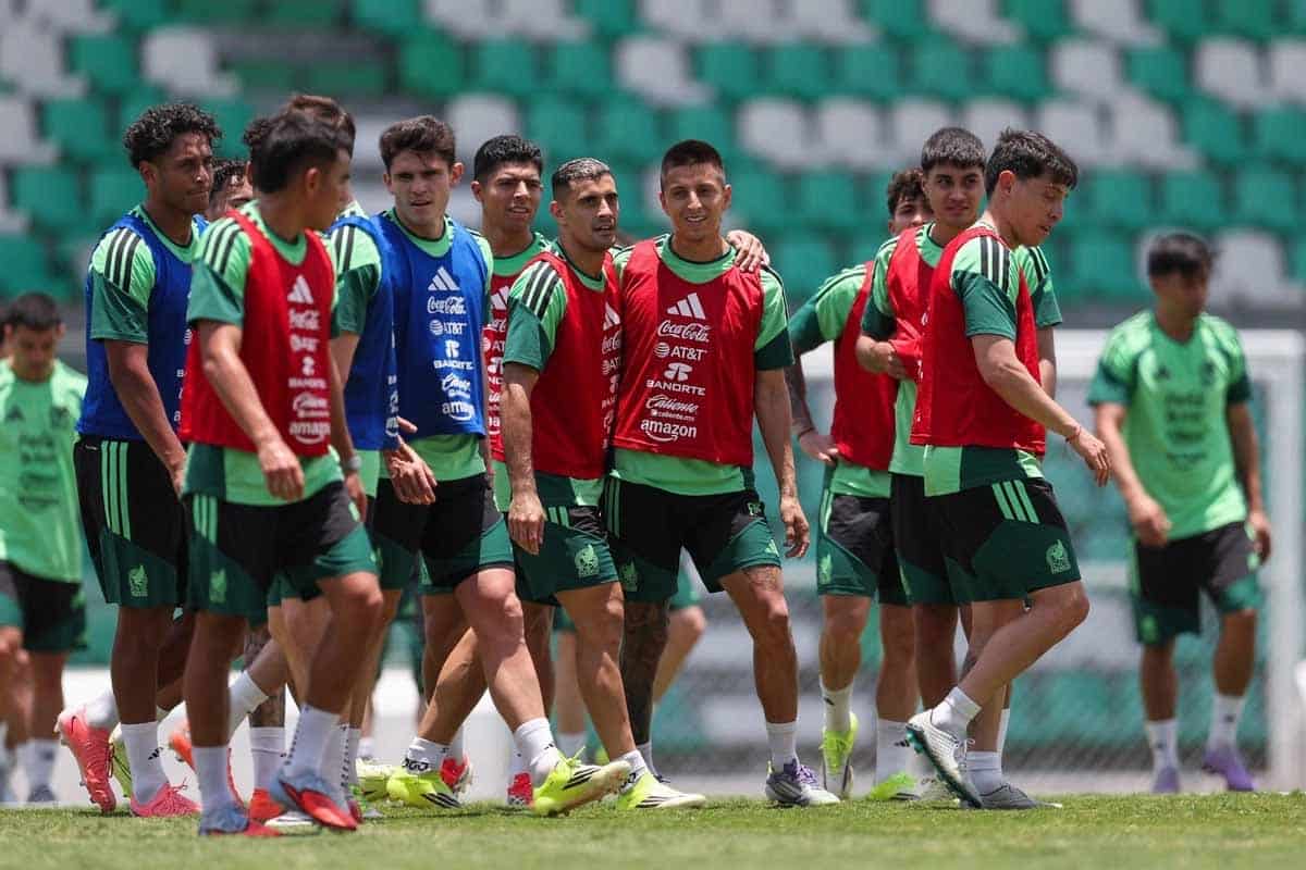 Chivas lideran convocatoria de México para amistoso