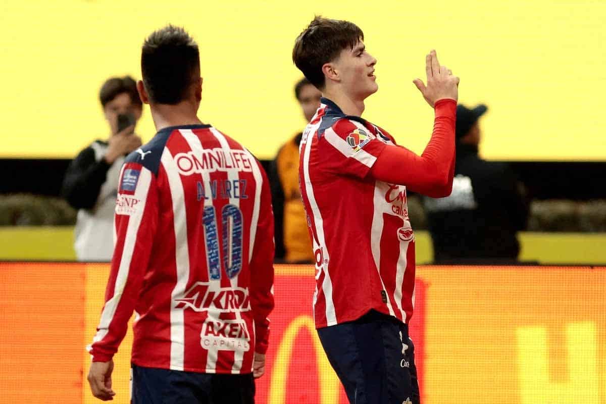 Chivas sigue invicto con gol de la Hormiga en el clásico nacional