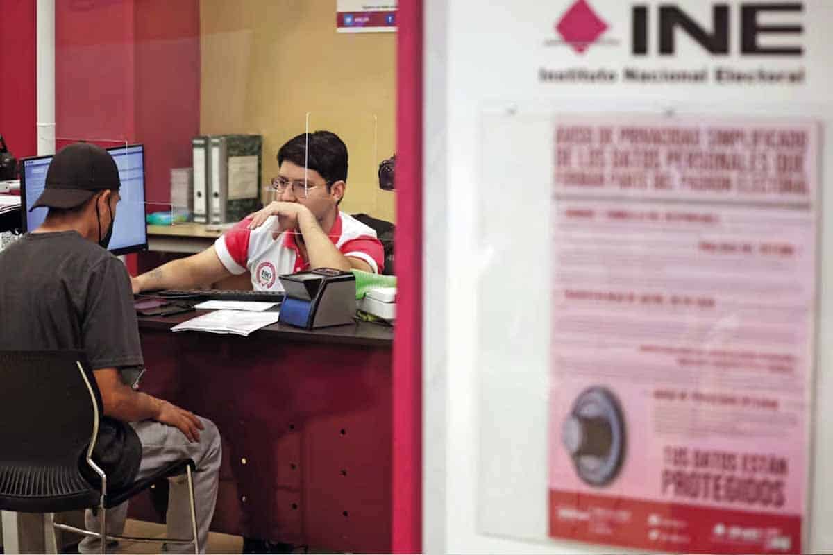 INE cifra inusual: 27 mil personas cambiaron identidad oficial