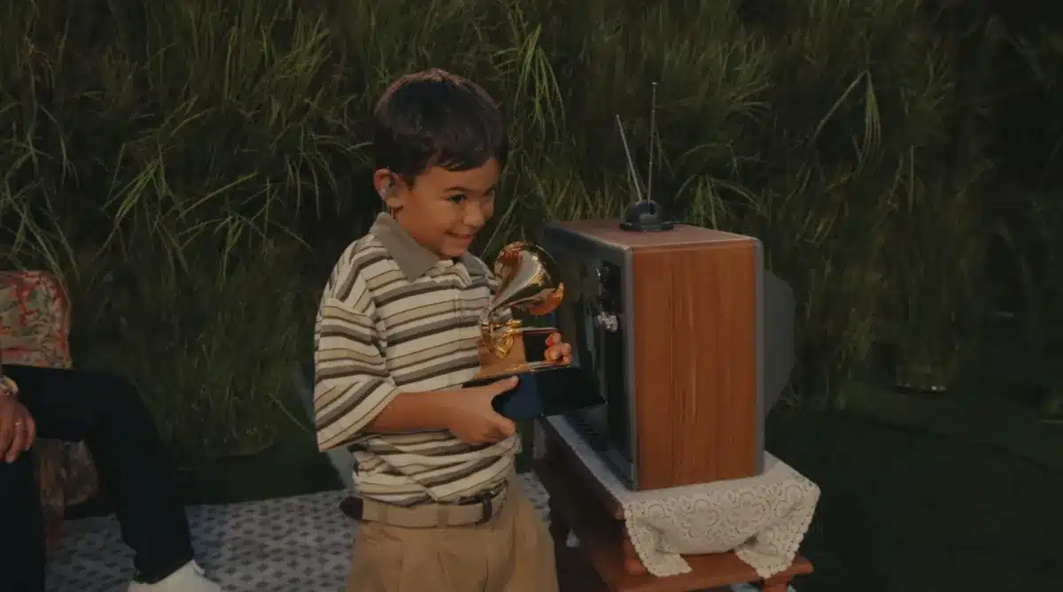 Lincoln Fox: El niño que recibió el Grammy de Bad Bunny en el Super Bowl