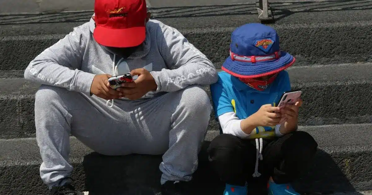 Regulación escolar: Congreso CDMX va contra celulares