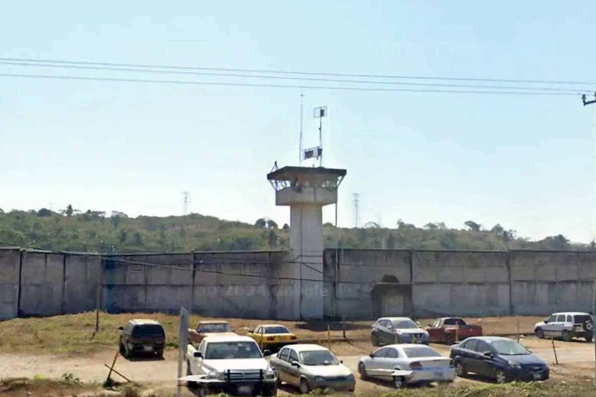 Reos se fugan tras irrupción armada en penal de Puerto Vallarta