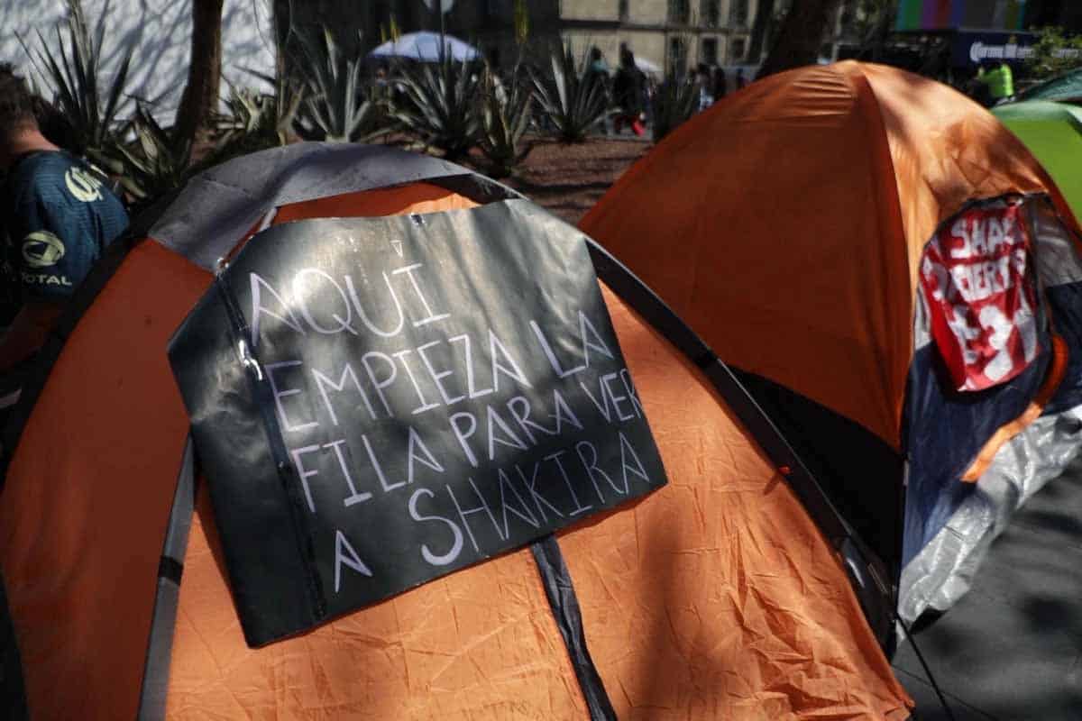 Shakira desata largas filas y campamentos en el Zócalo