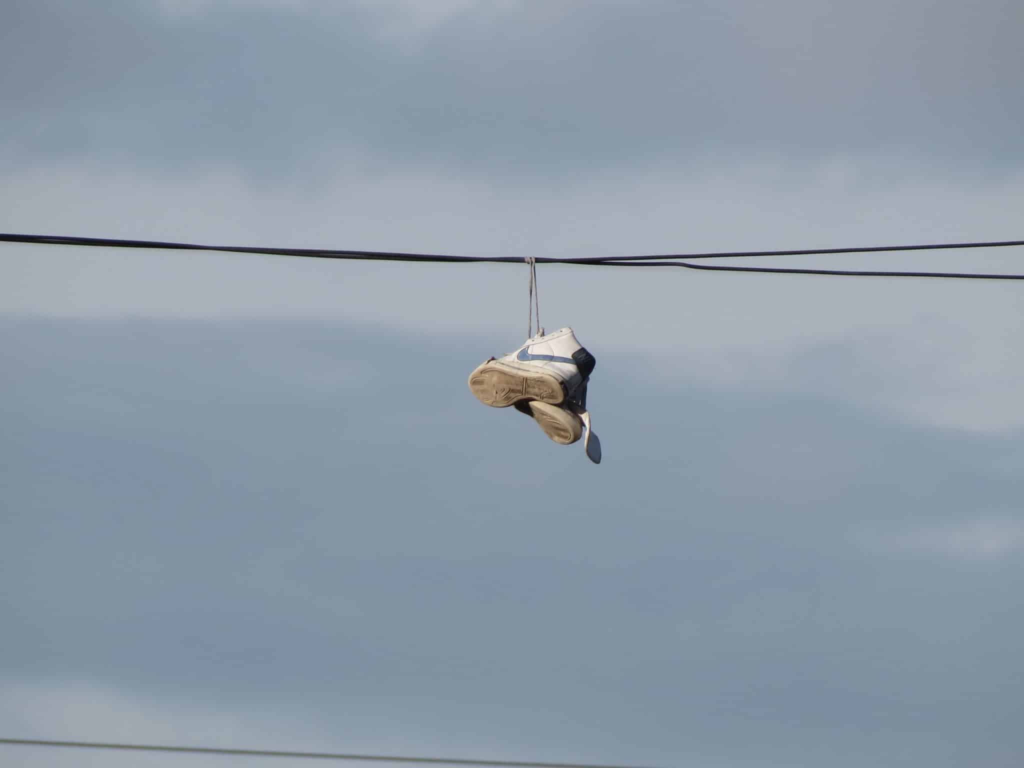 Tenis colgados en los cables: Significados y mitos del paisaje urbano