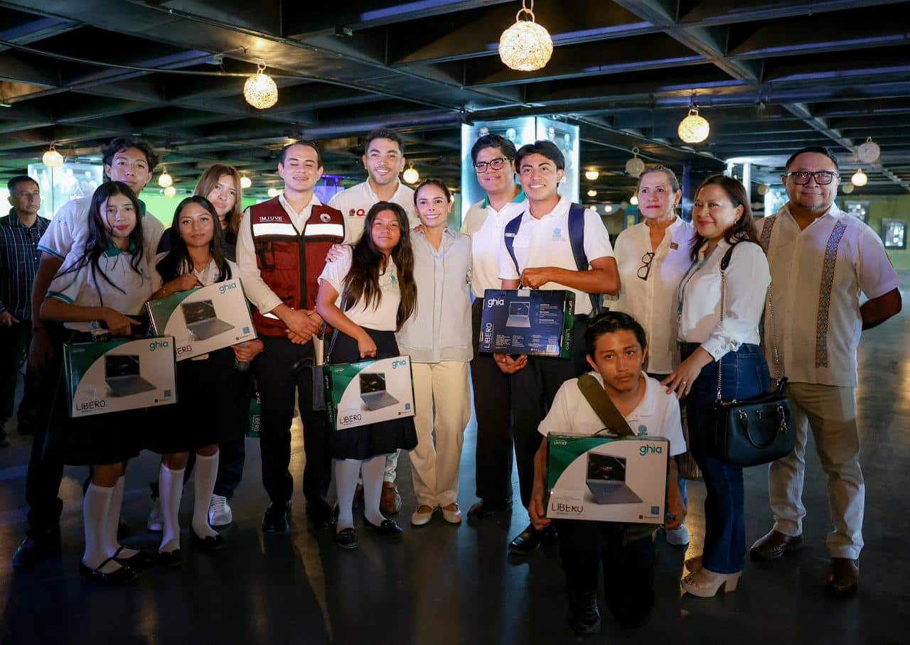 Entregan computadoras a estudiantes en Cancún Entregan computadoras a estudiantes en Cancún