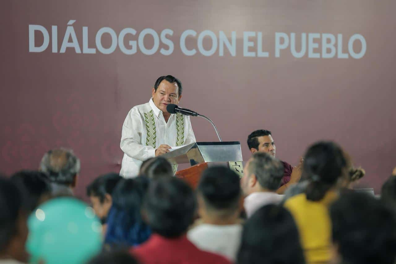 Escucha Díaz Mena a vecinos del poniente de Mérida