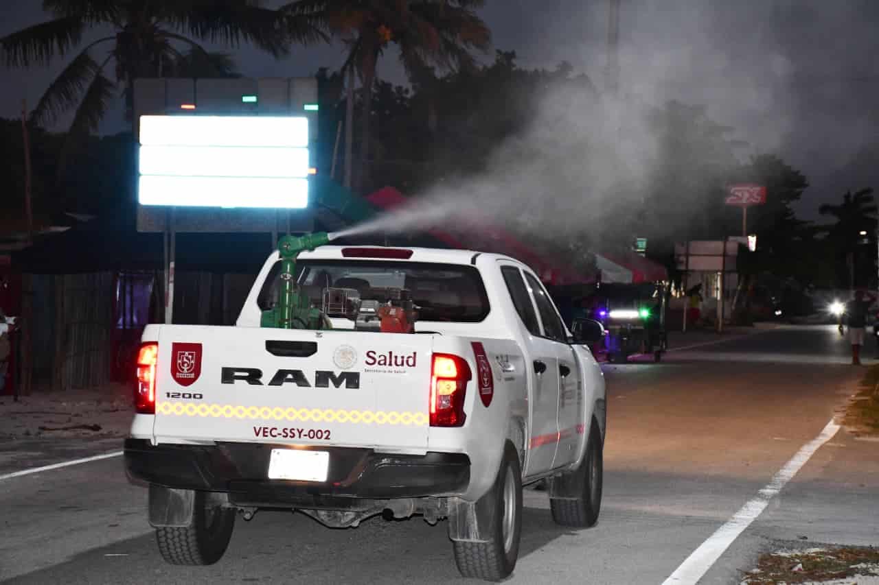 Refuerzan fumigación contra mosquitos en la costa de Yucatán Refuerzan fumigación contra mosquitos en la costa de Yucatán