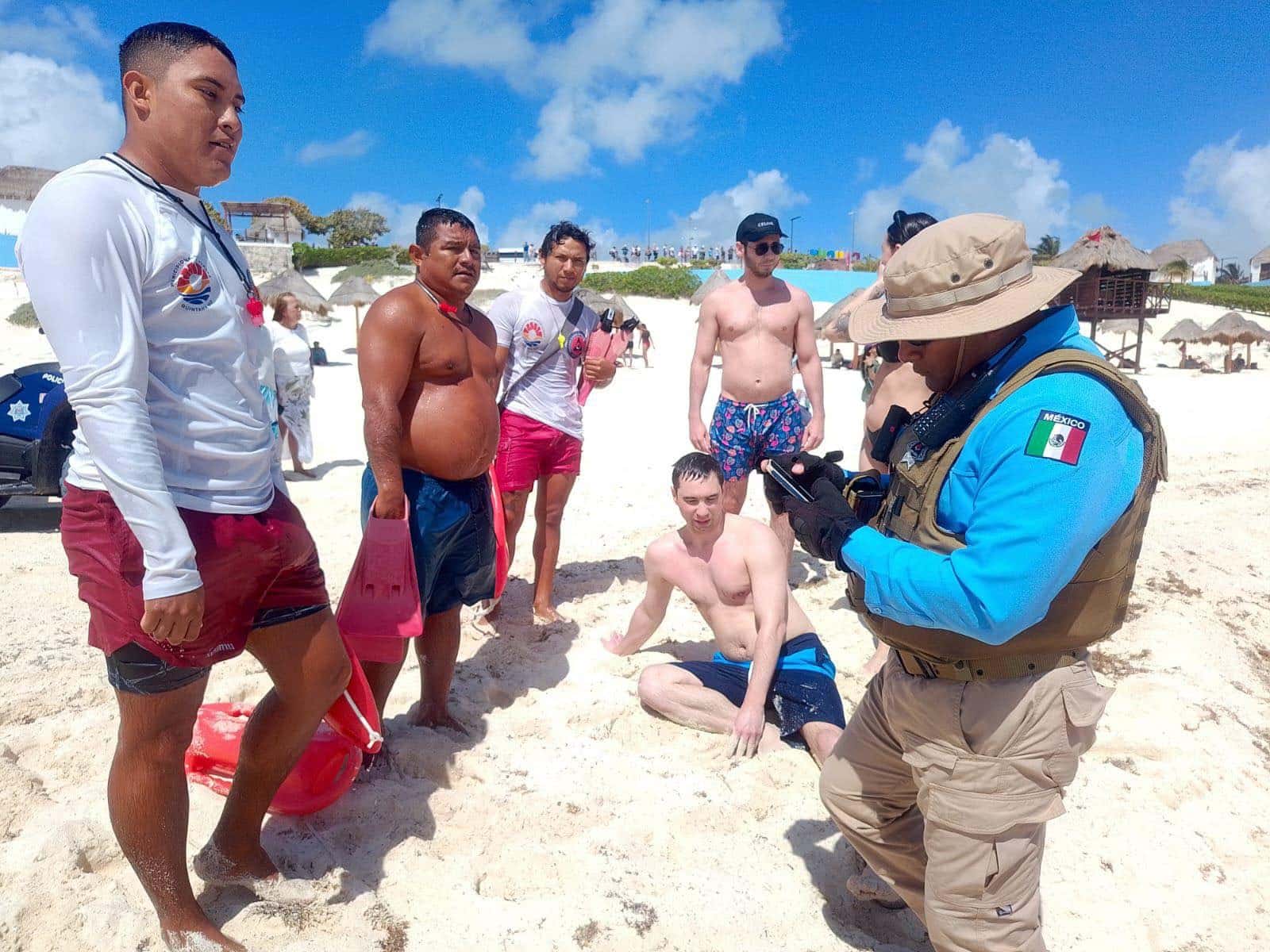 Guardavidas rescatan a dos personas en Playa Delfines de Cancún